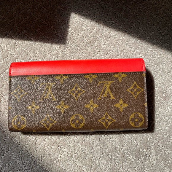Louis Vuitton Sarah Wallet - Picture 9 of 13